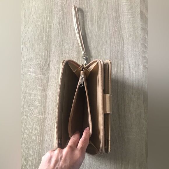 NWOT … SUPER Nice & Spacious Wallet / Wristlet - Picture 5 of 5